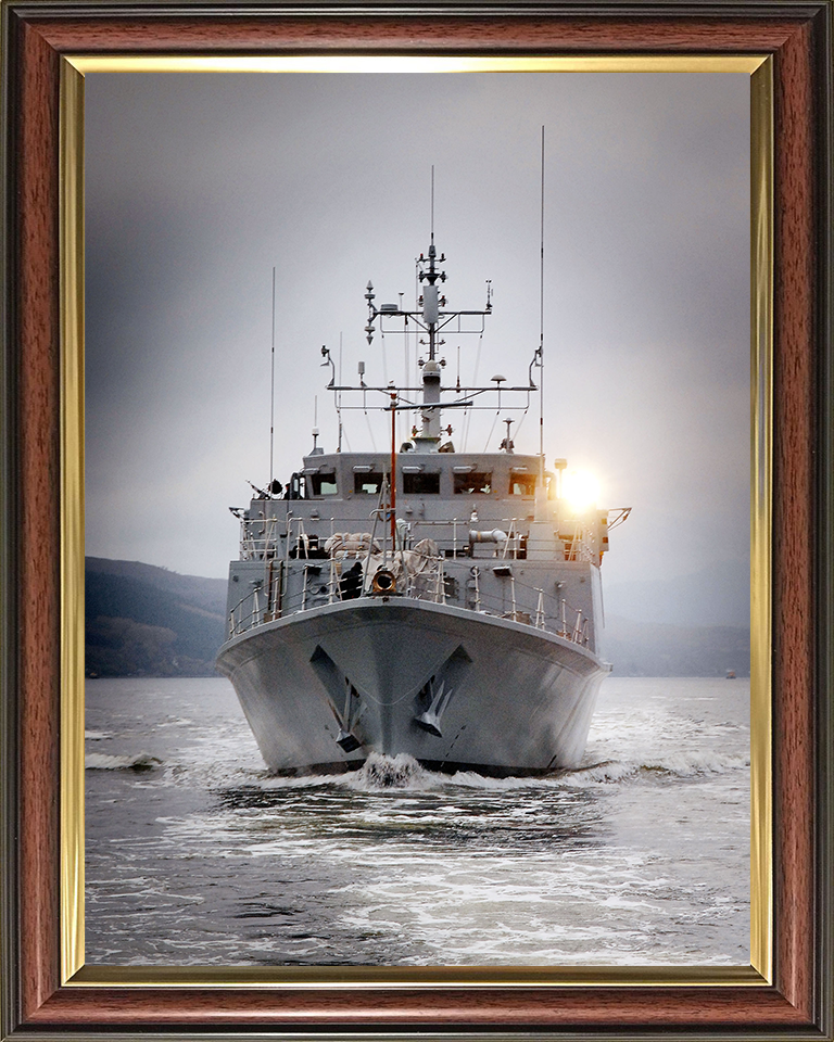 HMS Blyth (M111) Photo Print - Scotland 2008 - Royal Navy Sandown Class Minehunter Hampshire Prints 10 x 8 Classic Frame No