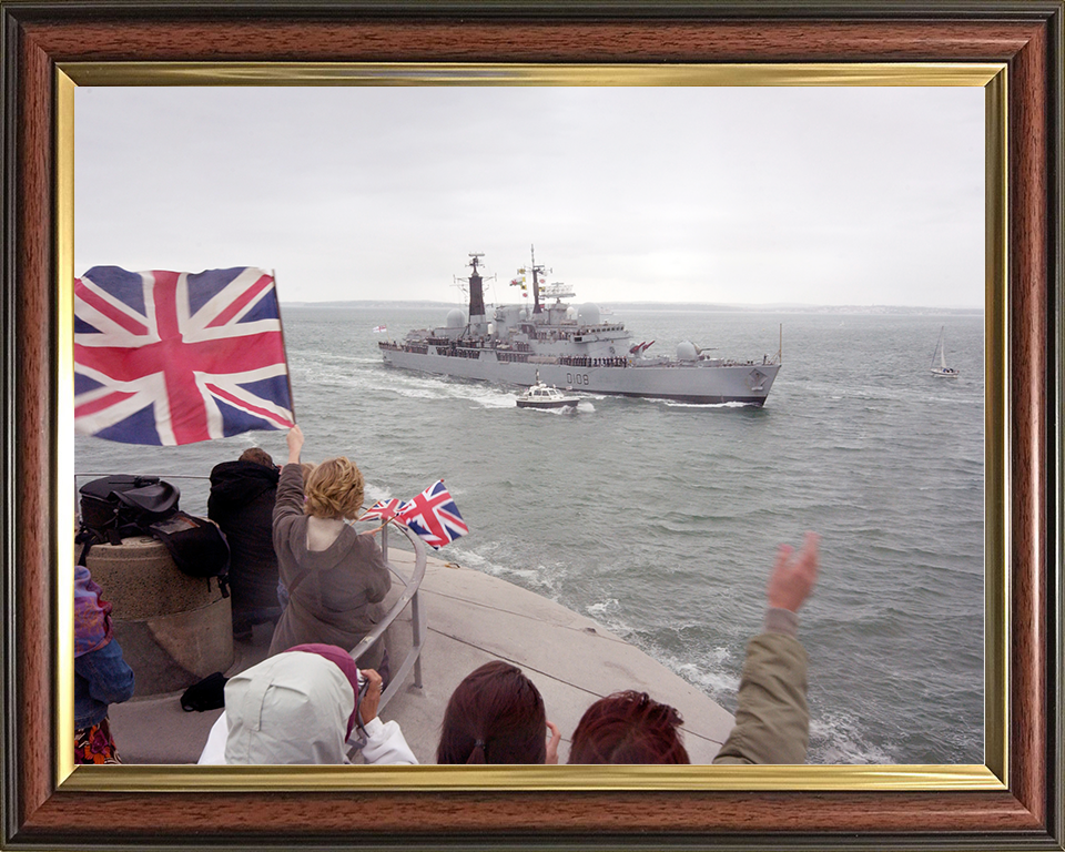 HMS Cardiff (D108) Royal Navy Type 42 Destroyer From The Round Tower Photo Print Wall Art Decor Posters, Prints, & Visual Artwork Hampshire Prints 10 x 8 Classic Frame No
