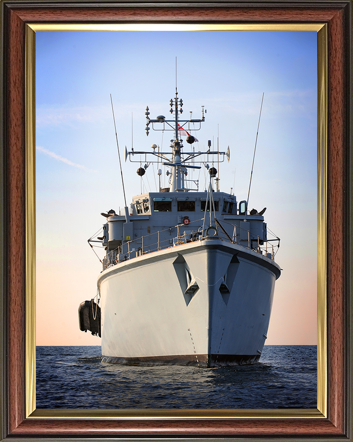 HMS Atherstone (M38) Photo Print - Arabian Gulf 2010 - Royal Navy Hunt Class Mine Warfare Vessel Hampshire Prints 10 x 8 Classic Frame No