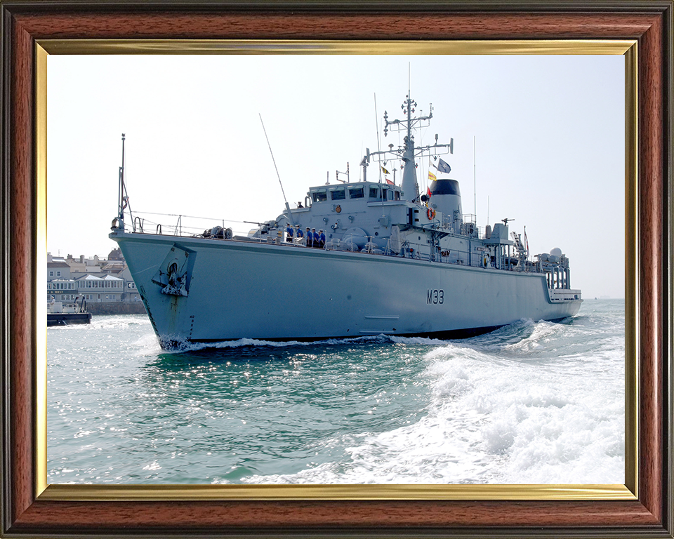 HMS Brocklesby (M33) Photo Print - Homecoming 2009 - Royal Navy Hunt Class Mine Warfare Vessel Posters, Prints, & Visual Artwork Hampshire Prints 10 x 8 Classic Frame No