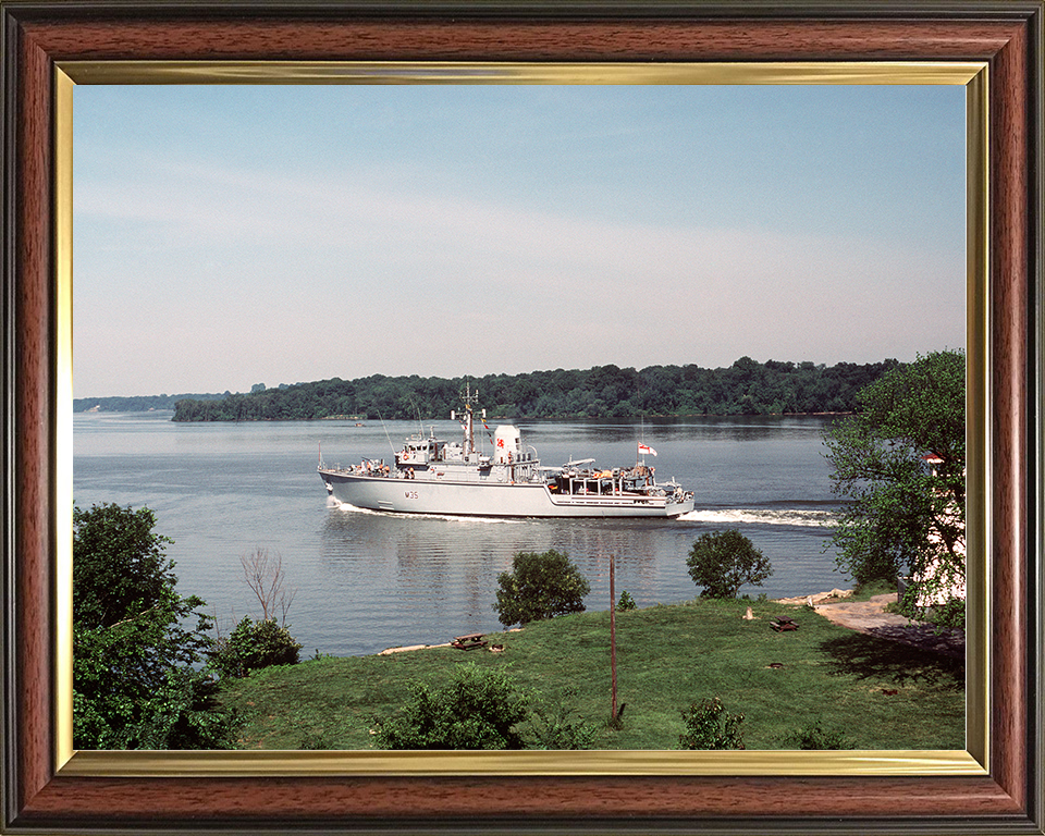 HMS Dulverton (M35) Royal Navy Hunt Class Mine Warfare Vessel USA 1985 Photo Print Wall Art Decor Posters, Prints, & Visual Artwork Hampshire Prints 10 x 8 Classic Frame No