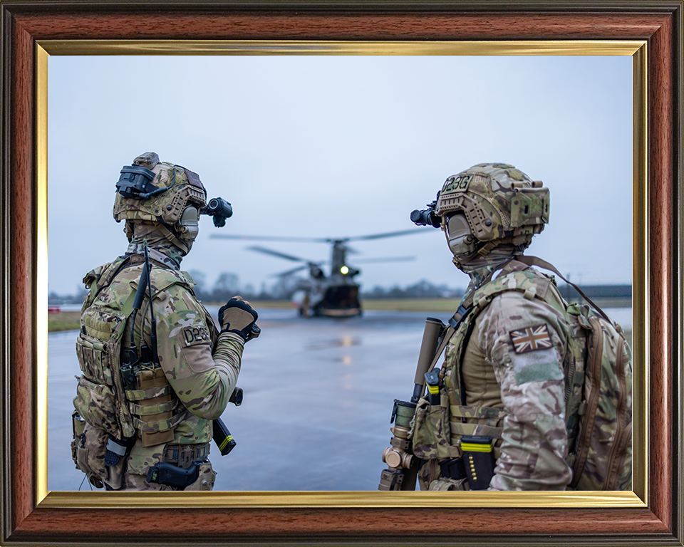 Soldiers Look Towards a Chinook Helicopter Photo Print – British Army Helicopter Operations Wall Art, Military Decor Posters, Prints, & Visual Artwork Hampshire Prints 10 x 8 Classic Frame No