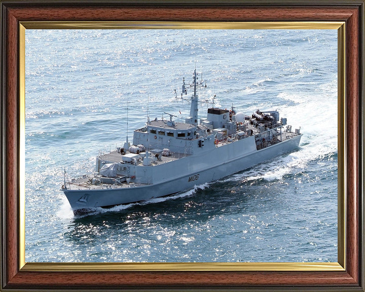 HMS Penzance M106 | Photo Print | Framed Print | Sandown Class | Minehunter | Royal Navy Hampshire Prints