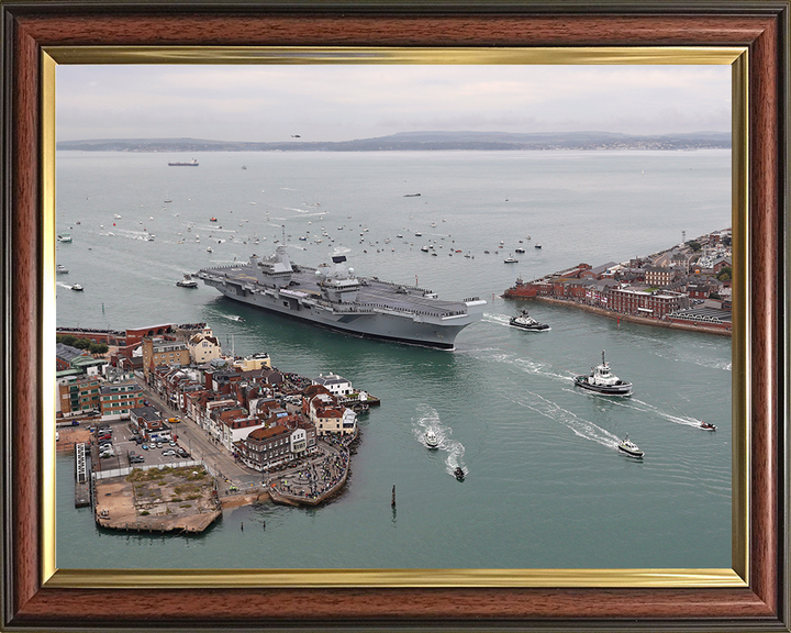 HMS Queen Elizabeth (R08) Photo Print - Old Portsmouth 2017 - Royal Navy Queen Elizabeth Class Aircraft Carrier Hampshire Prints 10 x 8 Classic Frame No