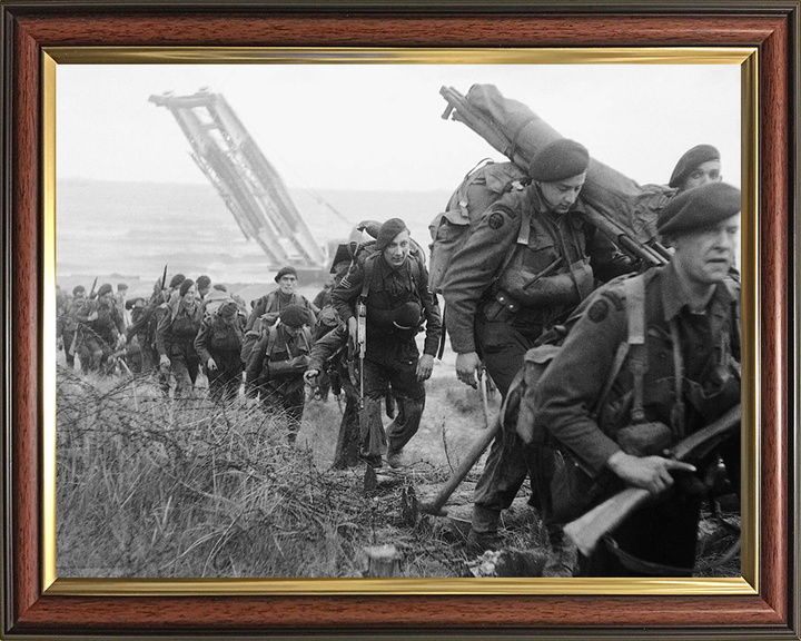 Royal Marines Commandos at Sword Beach on D-Day 1944 Photo Print Hampshire Prints 10 x 8 Classic Frame No