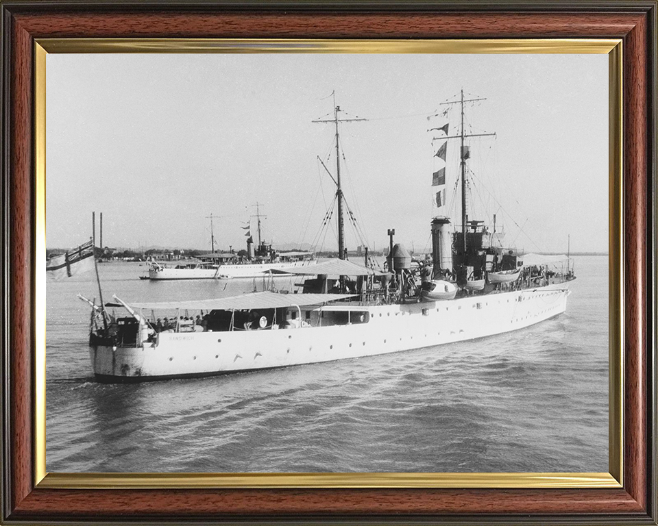HMS Sandwich (L12) Photo Print - Leaving Port 1933 - Royal Navy Bridgewater Class Sloop Hampshire Prints 10 x 8 Classic Frame No