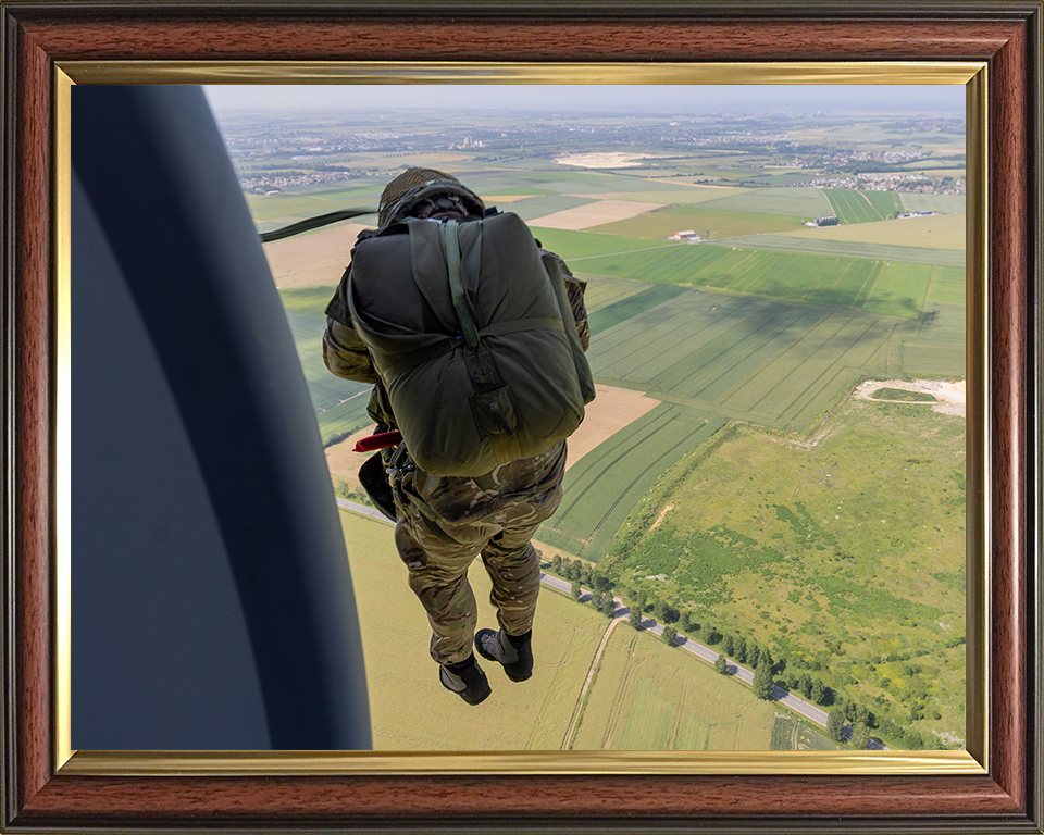 16 Air Assault Brigade Soldier Parachuting Photo Print – British Army Wall Art, Military Decor Posters, Prints, & Visual Artwork Hampshire Prints 10 x 8 Classic Frame No