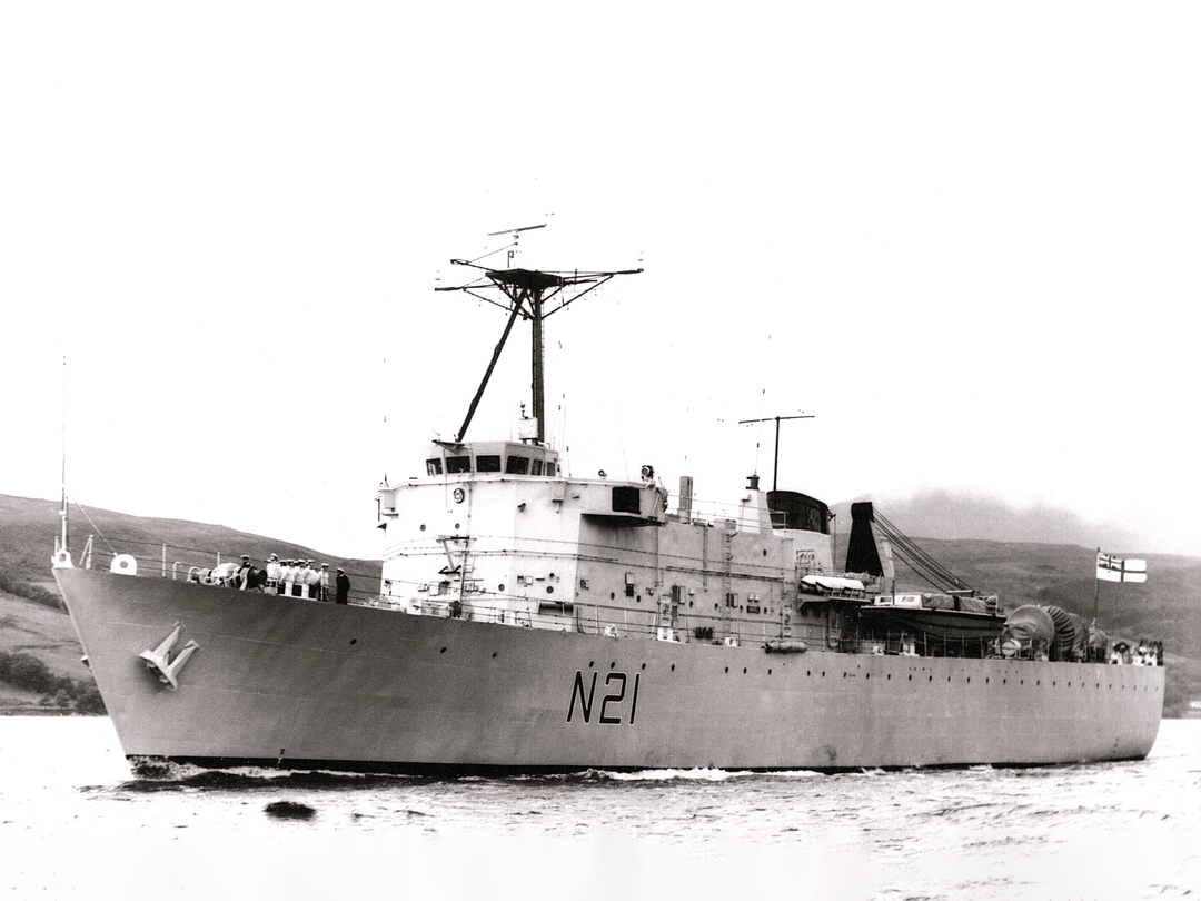 HMS Abdiel (N21) Photo Print - Entering Harbour - Royal Navy Abdiel Class Minelayer Posters, Prints, & Visual Artwork Hampshire Prints 6 x 4 No Frame No