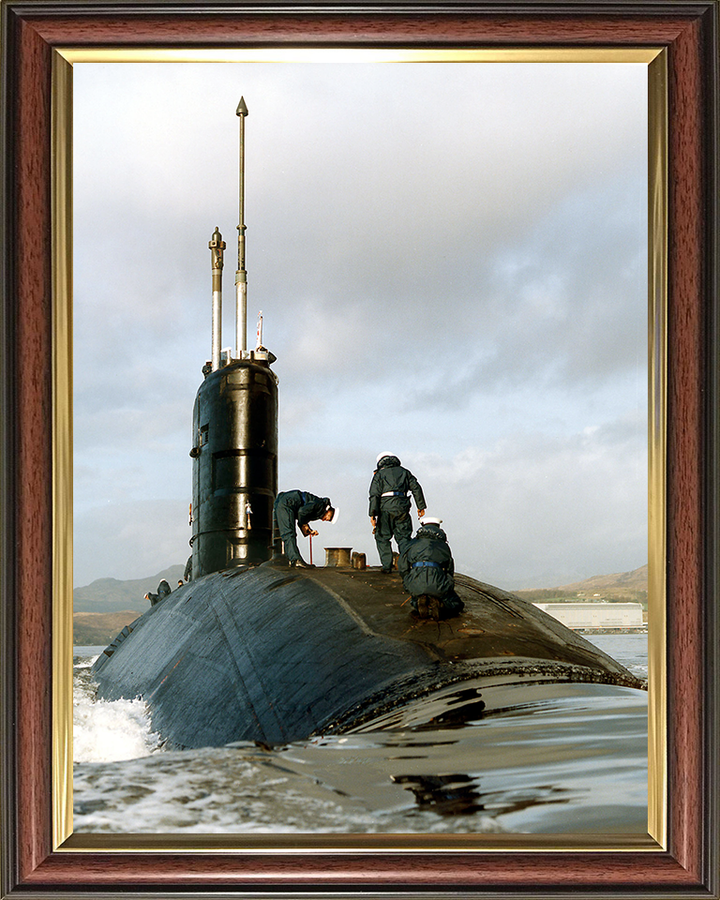 HMS Sceptre (S104) Photo Print - Clyde 1995 - Royal Navy Swiftsure Class Submarine Posters, Prints, & Visual Artwork Hampshire Prints 10 x 8 Classic Frame No