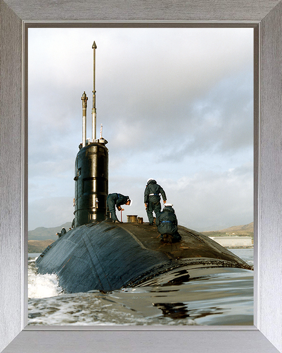 HMS Sceptre (S104) Photo Print - Clyde 1995 - Royal Navy Swiftsure Class Submarine Posters, Prints, & Visual Artwork Hampshire Prints 10 x 8 Silver Frame No