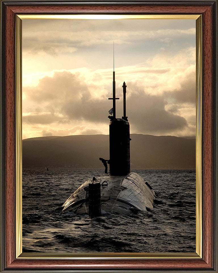 HMS Sceptre (S104) Photo Print - Stern View - Royal Navy Swiftsure Class Submarine Posters, Prints, & Visual Artwork Hampshire Prints 10 x 8 Classic Frame No