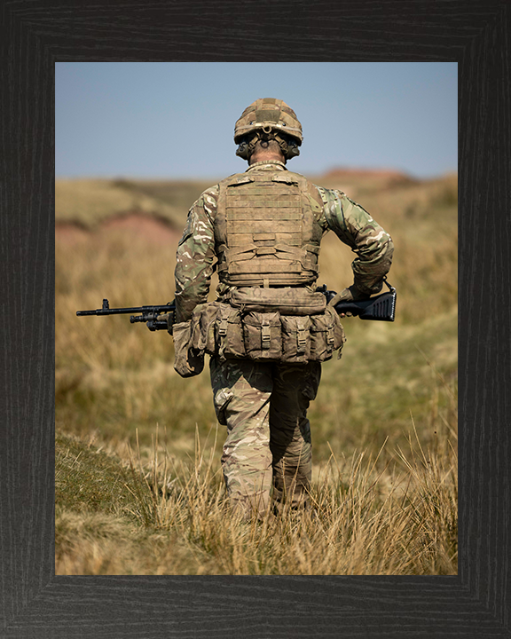 British Army Soldier Carrying a GPMG Photo Print Wall Art Military Decor Posters, Prints, & Visual Artwork Hampshire Prints 10 x 8 Black Frame No