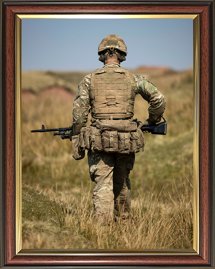 British Army Soldier Carrying a GPMG Photo Print Wall Art Military Decor Posters, Prints, & Visual Artwork Hampshire Prints 10 x 8 Classic Frame No