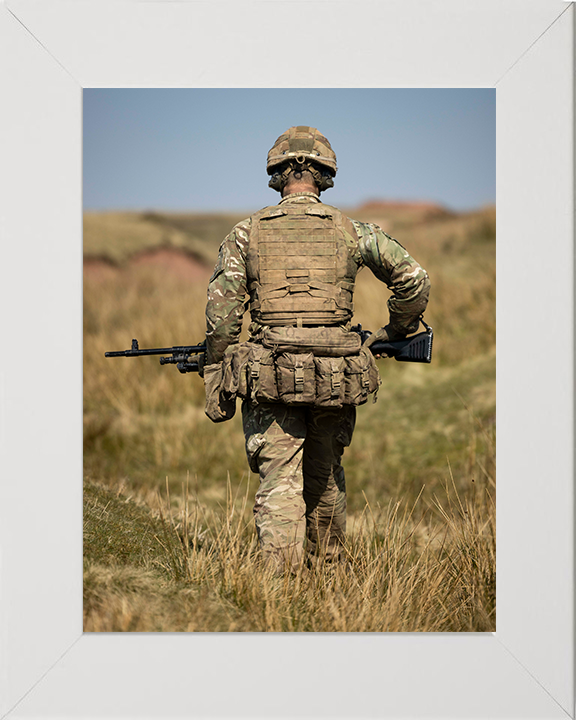 British Army Soldier Carrying a GPMG Photo Print Wall Art Military Decor Posters, Prints, & Visual Artwork Hampshire Prints 10 x 8 White Frame No