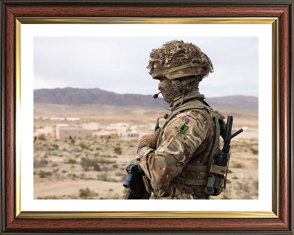 A Soldier from 2nd Battalion The Royal Yorkshire Regiment Photo Print – British Army Wall Art, Military Decor Posters, Prints, & Visual Artwork Hampshire Prints 10 x 8 Classic Frame Yes