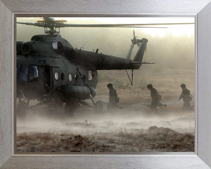 Soldiers Boarding a Helicopter Photo Print – British Army Helicopter Operations Wall Art, Military Decor Posters, Prints, & Visual Artwork Hampshire Prints 10 x 8 Silver Frame No