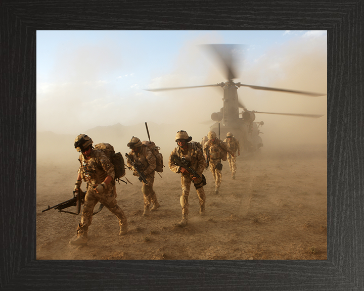 Soldiers Deploy from a Chinook Helicopter Photo Print – British Army Helicopter Operations Wall Art, Military Decor Posters, Prints, & Visual Artwork Hampshire Prints 10 x 8 Black Frame No