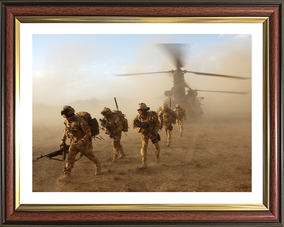 Soldiers Deploy from a Chinook Helicopter Photo Print – British Army Helicopter Operations Wall Art, Military Decor Posters, Prints, & Visual Artwork Hampshire Prints 10 x 8 Classic Frame Yes