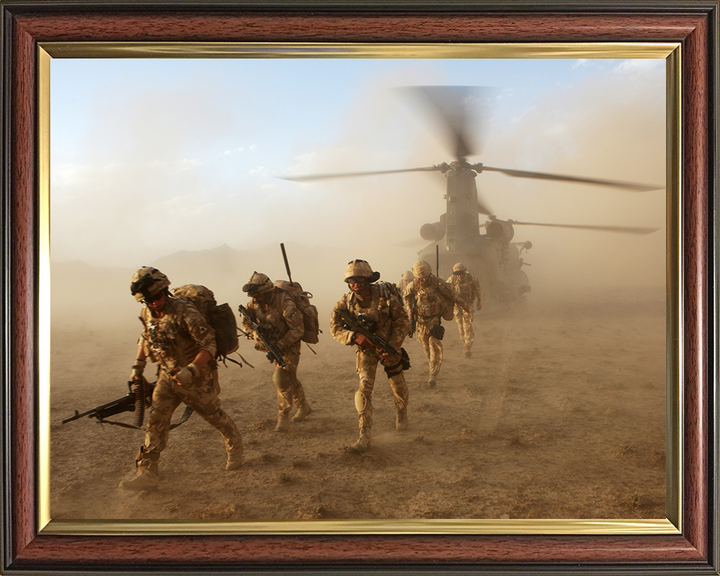 Soldiers Deploy from a Chinook Helicopter Photo Print – British Army Helicopter Operations Wall Art, Military Decor Posters, Prints, & Visual Artwork Hampshire Prints 10 x 8 Classic Frame No