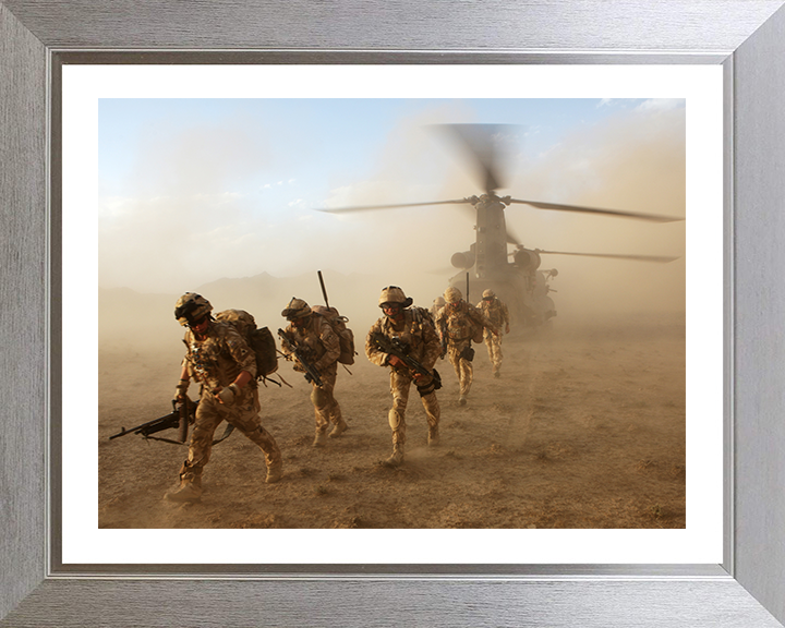 Soldiers Deploy from a Chinook Helicopter Photo Print – British Army Helicopter Operations Wall Art, Military Decor Posters, Prints, & Visual Artwork Hampshire Prints 10 x 8 Silver Frame Yes