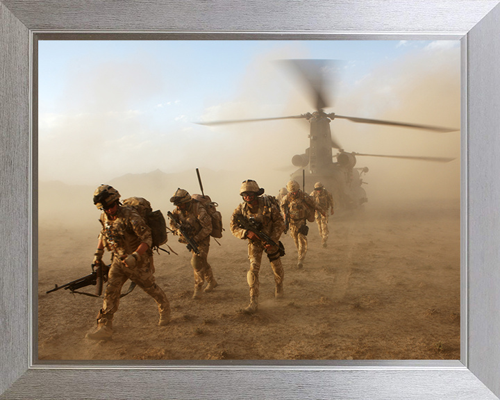 Soldiers Deploy from a Chinook Helicopter Photo Print – British Army Helicopter Operations Wall Art, Military Decor Posters, Prints, & Visual Artwork Hampshire Prints 10 x 8 Silver Frame No