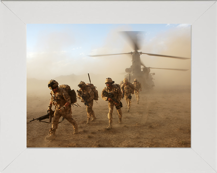 Soldiers Deploy from a Chinook Helicopter Photo Print – British Army Helicopter Operations Wall Art, Military Decor Posters, Prints, & Visual Artwork Hampshire Prints 10 x 8 White Frame No