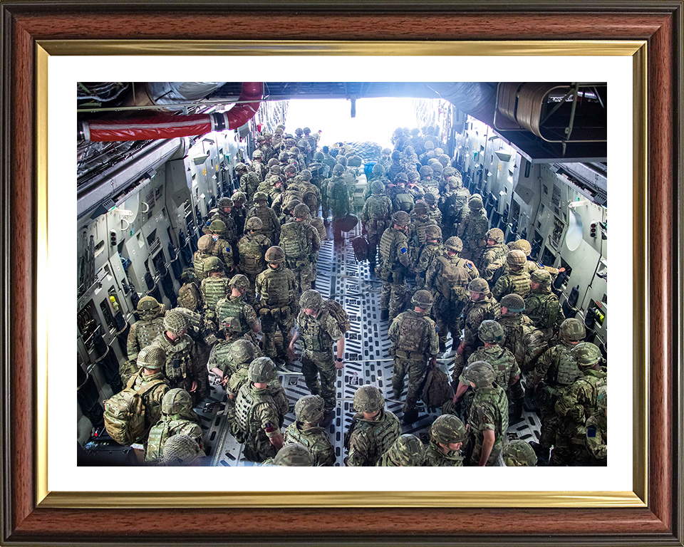 Soldiers arrive in Kabul on a C-17 Photo Print – British Army Wall Art, Military Decor Posters, Prints, & Visual Artwork Hampshire Prints 10 x 8 Classic Frame Yes