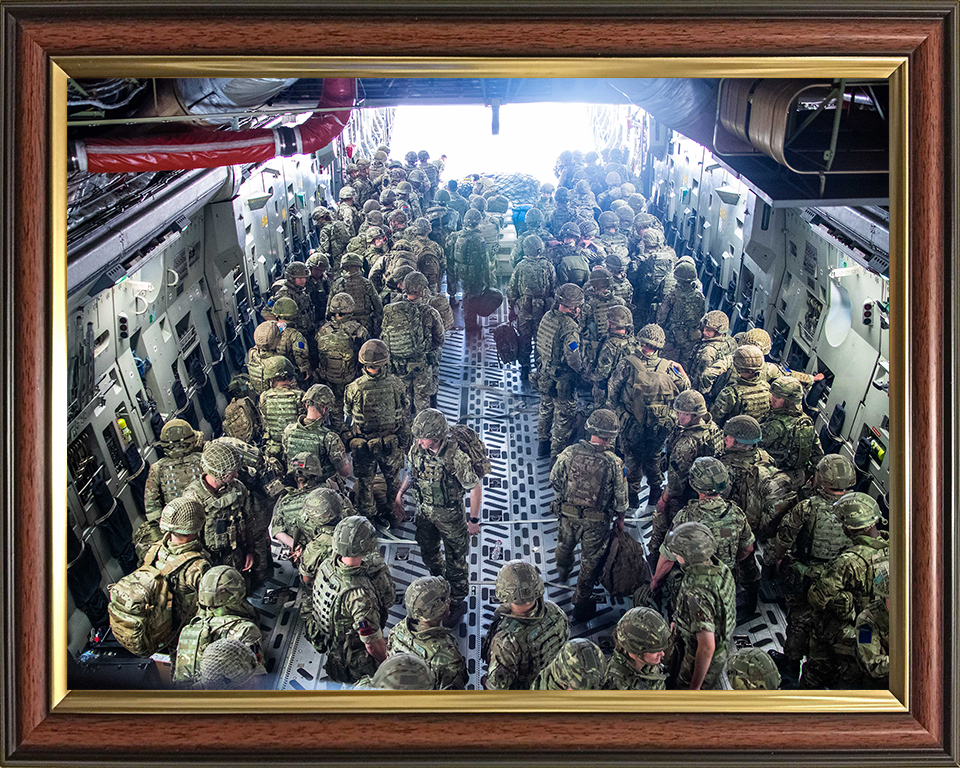 Soldiers arrive in Kabul on a C-17 Photo Print – British Army Wall Art, Military Decor Posters, Prints, & Visual Artwork Hampshire Prints 10 x 8 Classic Frame No