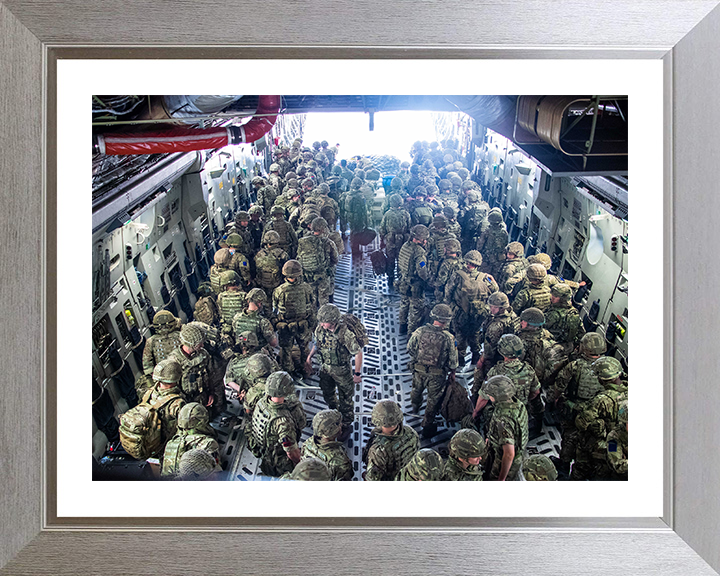 Soldiers arrive in Kabul on a C-17 Photo Print – British Army Wall Art, Military Decor Posters, Prints, & Visual Artwork Hampshire Prints 10 x 8 Silver Frame Yes