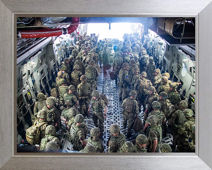 Soldiers arrive in Kabul on a C-17 Photo Print – British Army Wall Art, Military Decor Posters, Prints, & Visual Artwork Hampshire Prints 10 x 8 Silver Frame No
