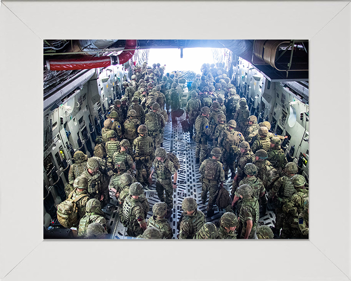 Soldiers arrive in Kabul on a C-17 Photo Print – British Army Wall Art, Military Decor Posters, Prints, & Visual Artwork Hampshire Prints 10 x 8 White Frame No