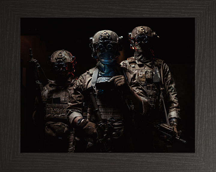 Soldiers in Uniform Portrait Photo Print – British Army Wall Art, Military Decor Posters, Prints, & Visual Artwork Hampshire Prints 10 x 8 Black Frame No