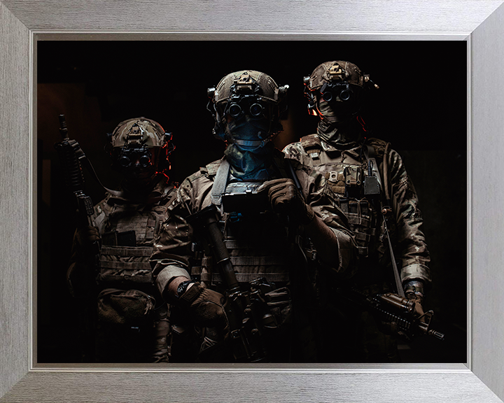 Soldiers in Uniform Portrait Photo Print – British Army Wall Art, Military Decor Posters, Prints, & Visual Artwork Hampshire Prints 10 x 8 Silver Frame No