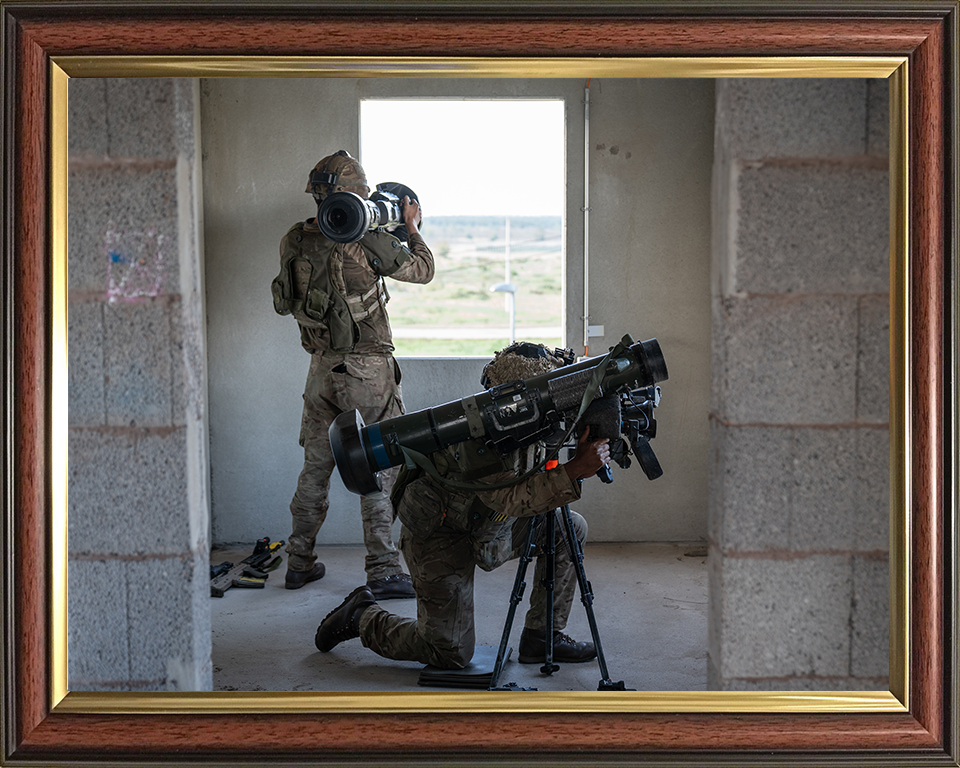 Soldiers with Javelin and NLAW Photo Print – British Army Wall Art, Military Decor Posters, Prints, & Visual Artwork Hampshire Prints 10 x 8 Classic Frame No