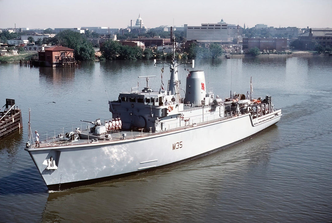 HMS Dulverton M35 | Photo Print | Framed Print | Hunt Class | Mine Warfare Vessel | Royal Navy Hampshire Prints