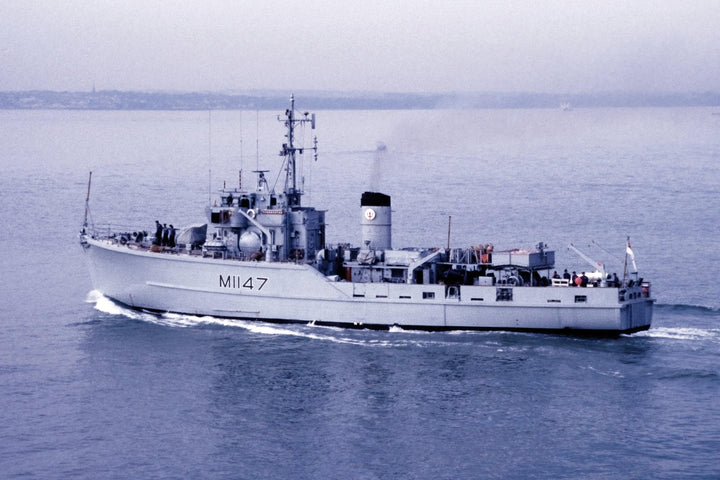 HMS Hubberston M1147 | Photo Print | Framed Print | Ton Class | Minesweeper | Royal Navy Hampshire Prints