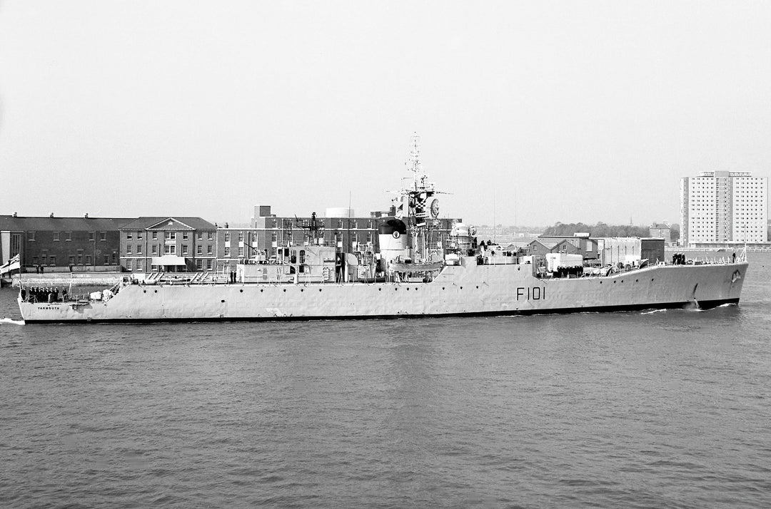 HMS Yarmouth F101 Royal Navy Rothesay class frigate Photo Print or Framed Print - Hampshire Prints