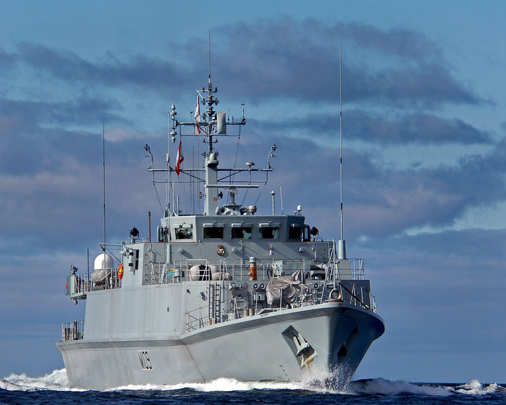HMS Bangor M109 | Photo Print | Framed Print | Sandown Class | Minehunter | Royal Navy Hampshire Prints