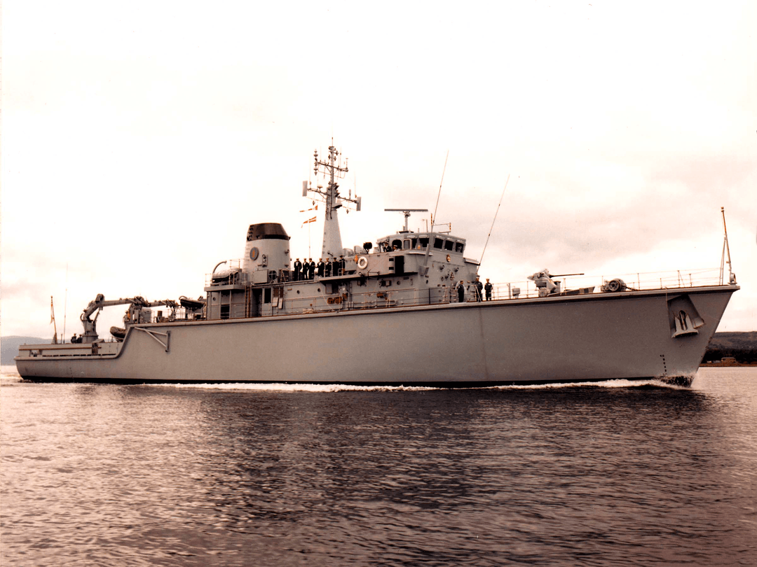 HMS Brecon M29 | Photo Print | Framed Print | Hunt Class | Mine Warfare Vessel | Royal Navy Hampshire Prints