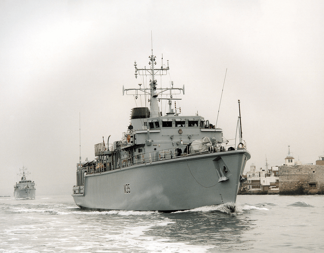 HMS Dulverton M35 | Photo Print | Framed Print | Hunt Class | Mine Warfare Vessel | Royal Navy Hampshire Prints