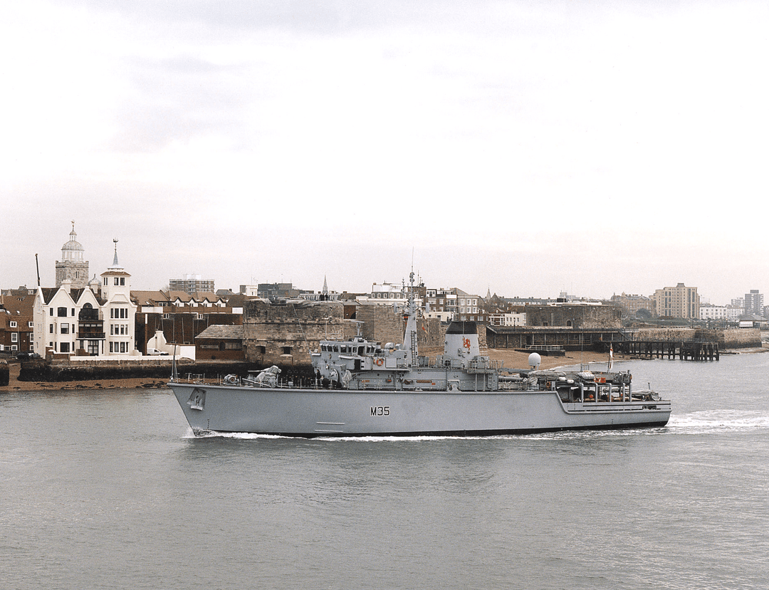 HMS Dulverton M35 | Photo Print | Framed Print | Hunt Class | Mine Warfare Vessel | Royal Navy Hampshire Prints