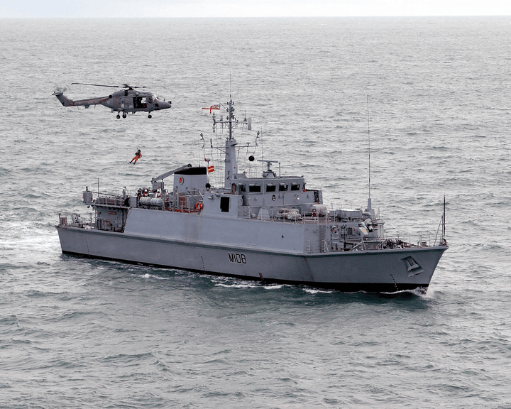 HMS Grimsby M108 | Photo Print | Framed Print | Sandown Class | Minehunter | Royal Navy Hampshire Prints