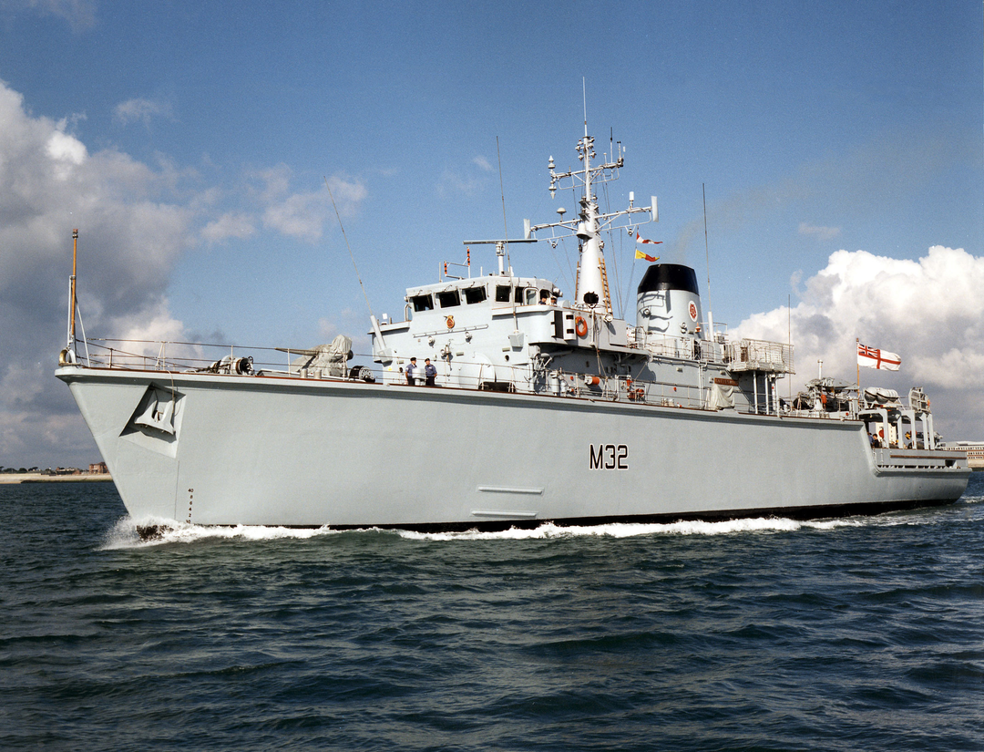 HMS Cottesmore M32 Royal Navy Hunt class mine countermeasures vessel Photo Print or Framed Print - Hampshire Prints