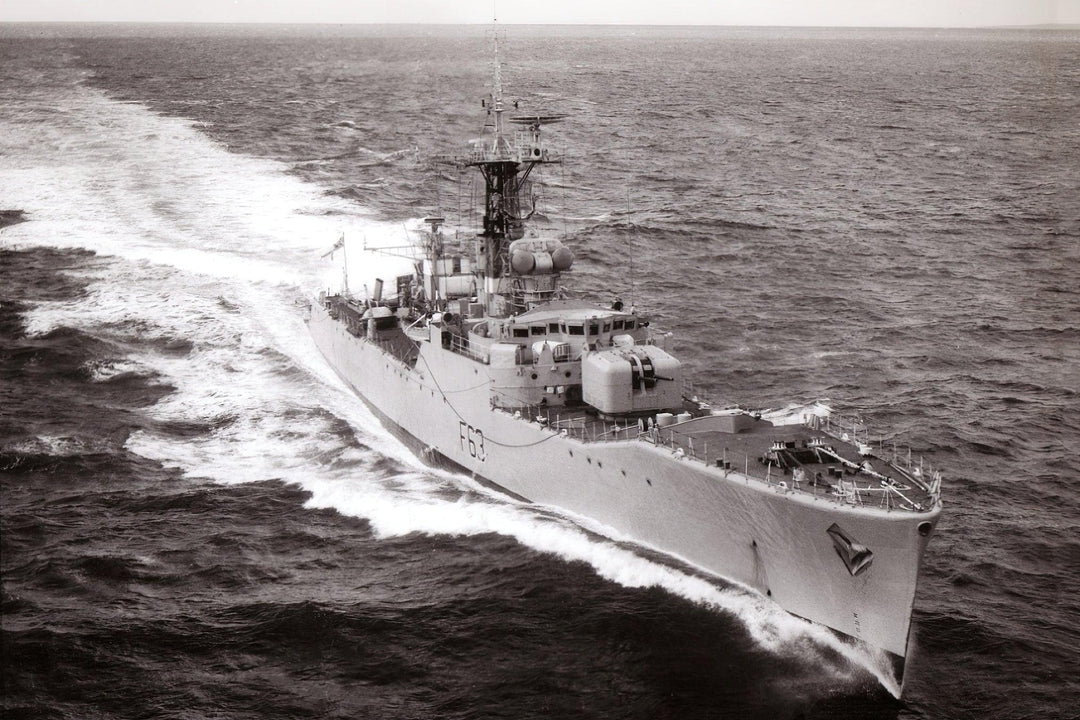 HMS Scarborough F63 | Photo Print | Framed Print | Whitby Class | Frigate | Royal Navy Hampshire Prints