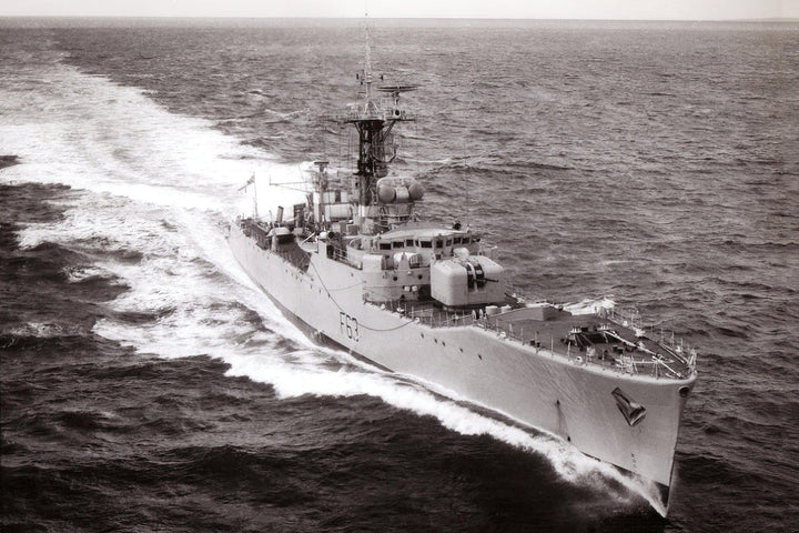 HMS Scarborough F63 | Photo Print | Framed Print | Whitby Class | Frigate | Royal Navy Hampshire Prints