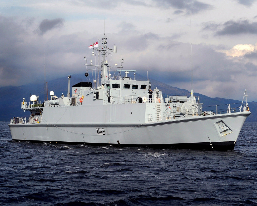 HMS Shoreham M112 | Photo Print | Framed Print | Sandown Class | Minehunter | Royal Navy Hampshire Prints