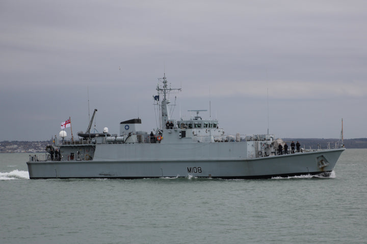 HMS Grimsby M108 | Photo Print | Framed Print | Sandown Class | Minehunter | Royal Navy Hampshire Prints