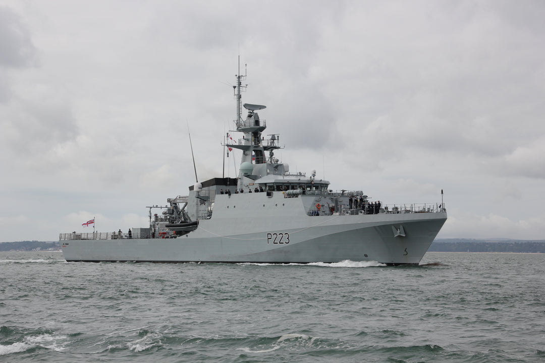 HMS Medway P223 | Photo Print | Framed Print | River Class | Patrol Vessel | Royal Navy Hampshire Prints