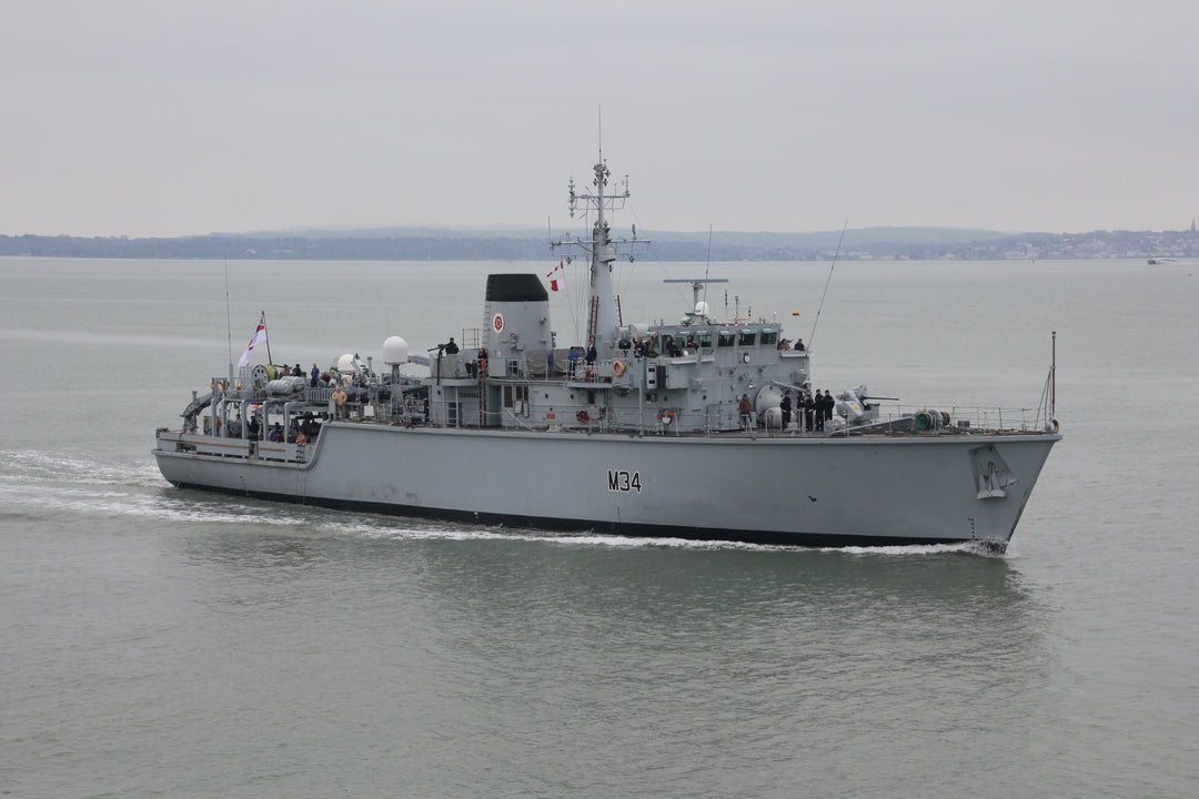 HMS Middleton M34 | Photo Print | Framed Print | Hunt Class | Mine Warfare Vessel | Royal Navy Hampshire Prints