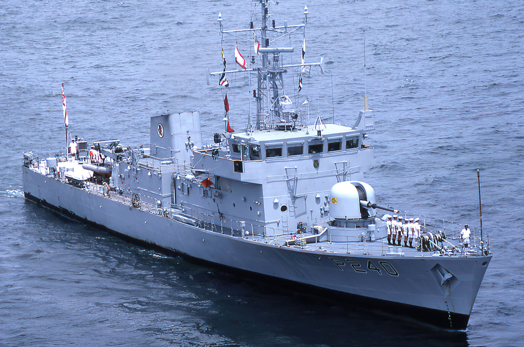 HMS Plover P240 Royal Navy Peacock class patrol vessel Photo Print or Framed Print - Hampshire Prints